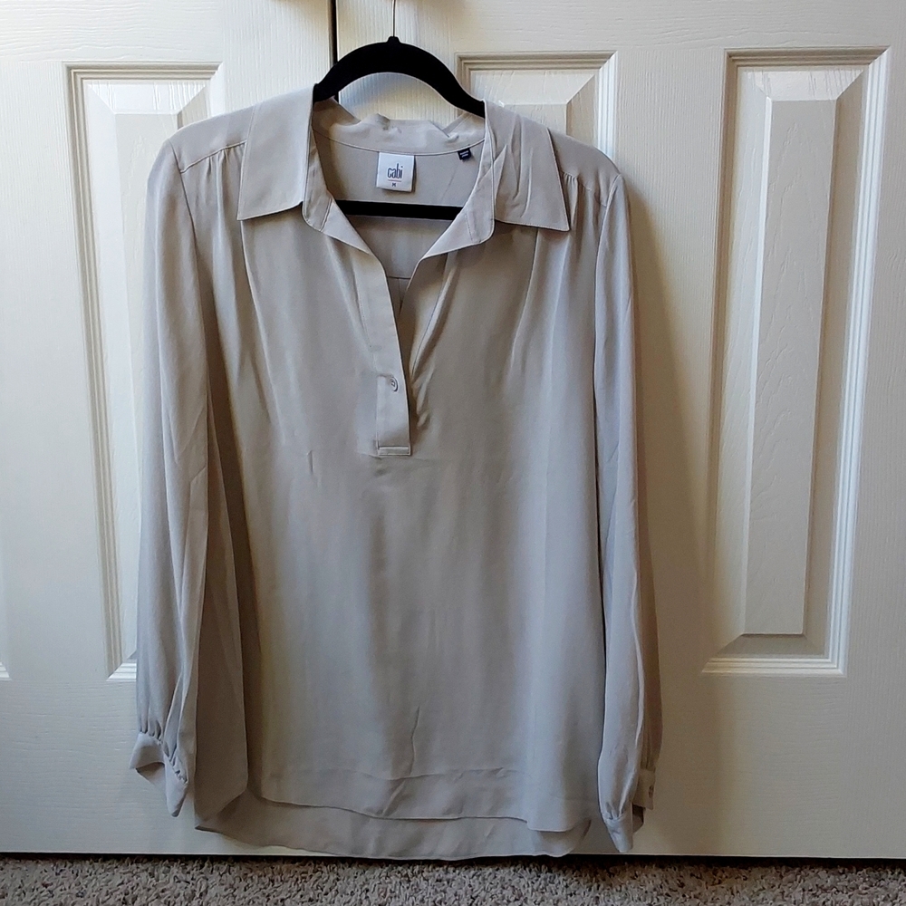 Cabi 3424 silk popover blouse light gray top size medium